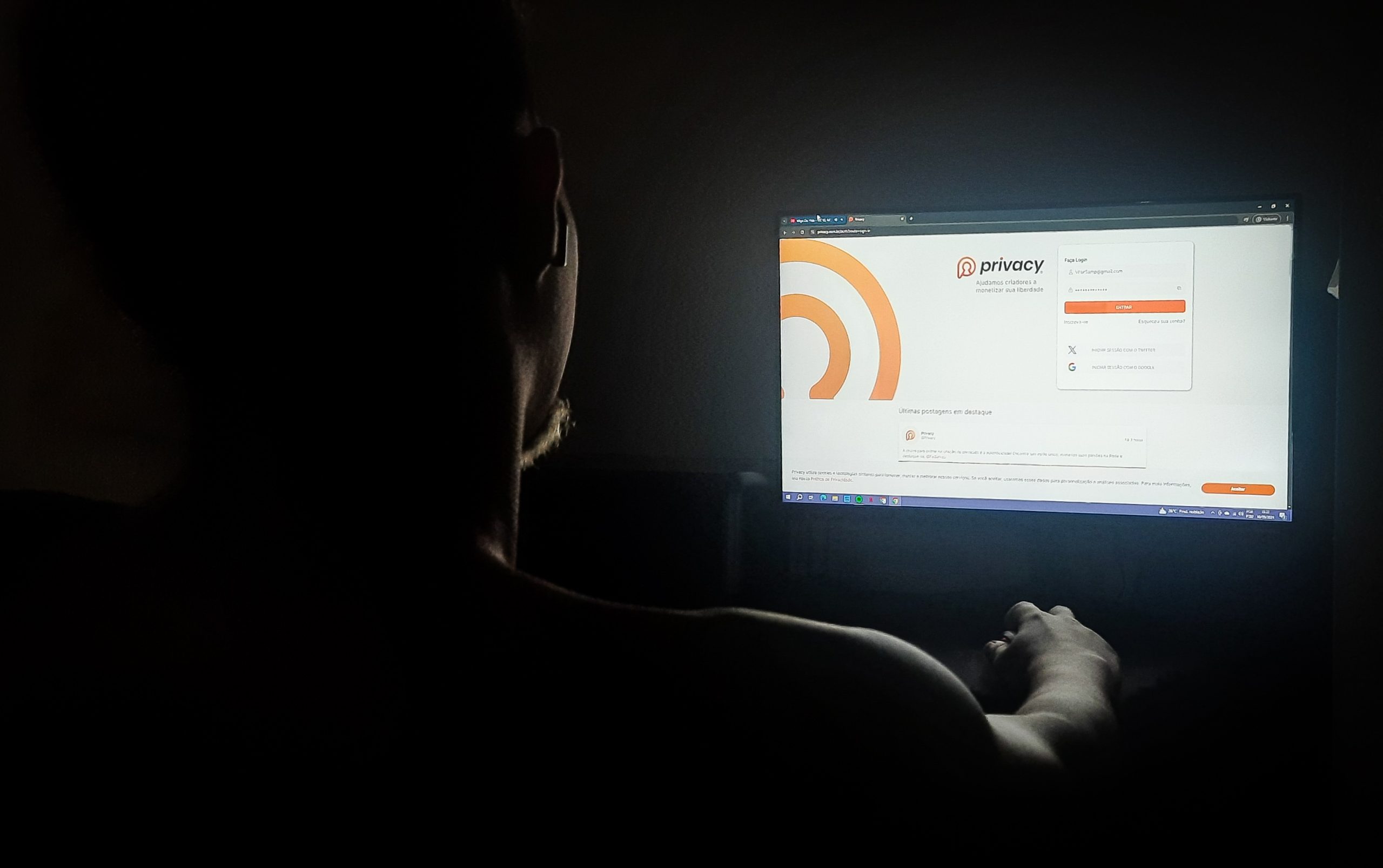 Além das telas: Quem são os criadores de conteúdo adulto?