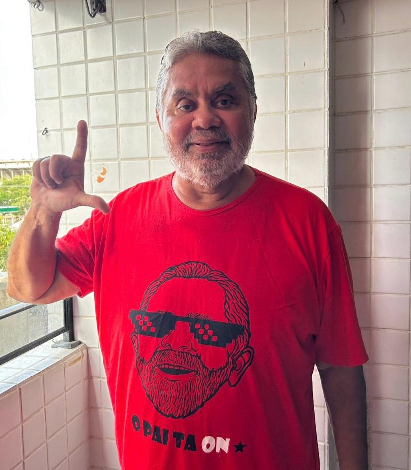 Gil usando camisa com imagem do presidente Lula e fazendo o "L" (Créditos: Pedro Cunha)